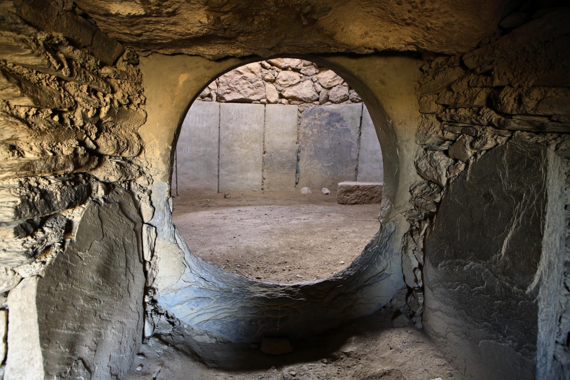 Entrada a tholo de Los Millares. Imagen de Gonzalo Aranda